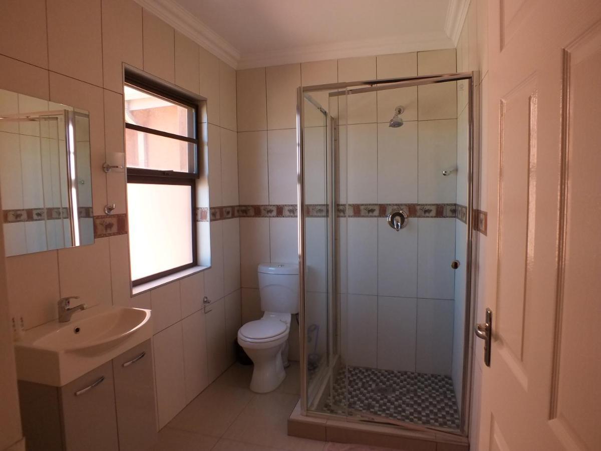 Royal Castle Guest House Windhoek Ngoại thất bức ảnh