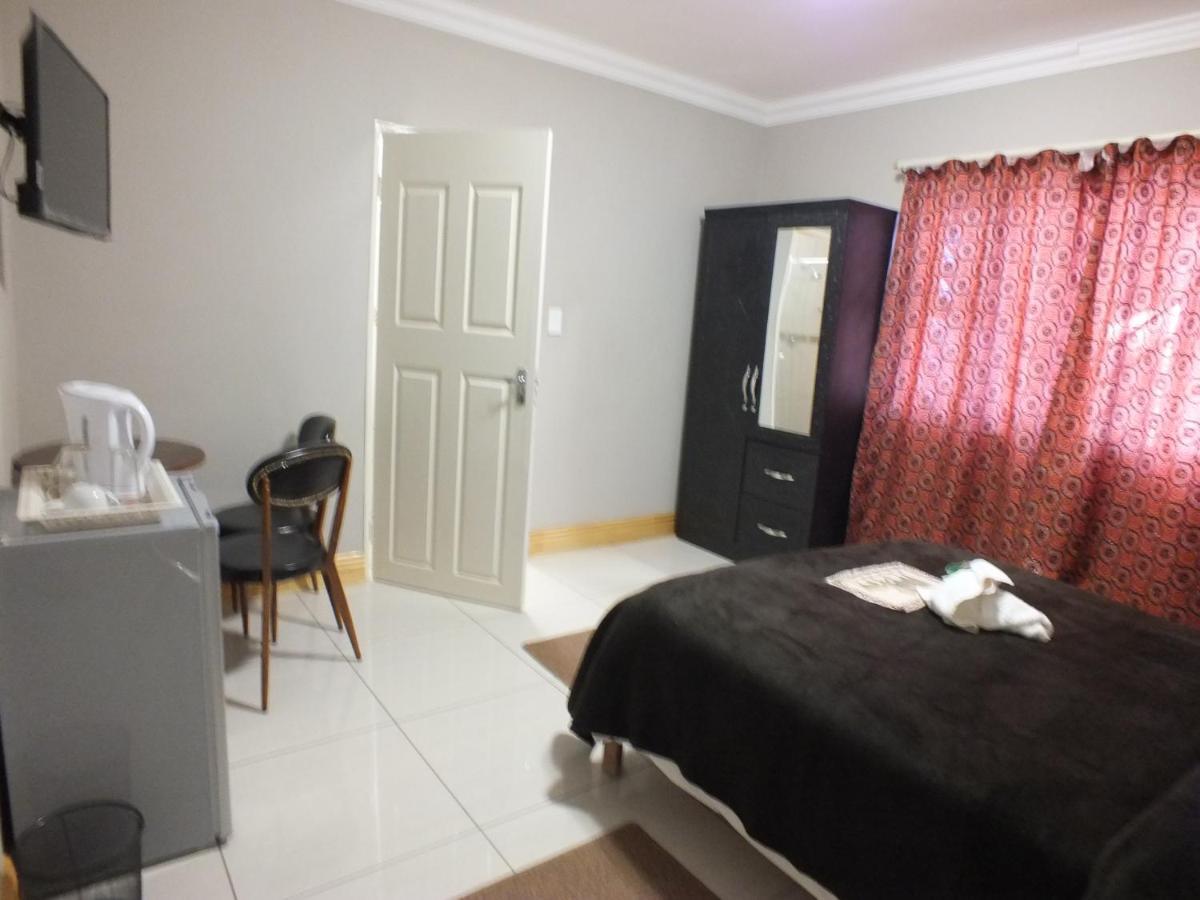 Royal Castle Guest House Windhoek Ngoại thất bức ảnh