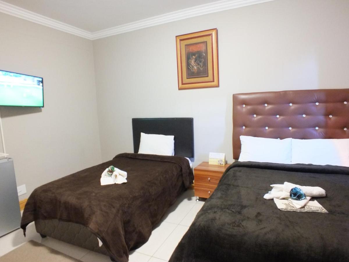 Royal Castle Guest House Windhoek Ngoại thất bức ảnh