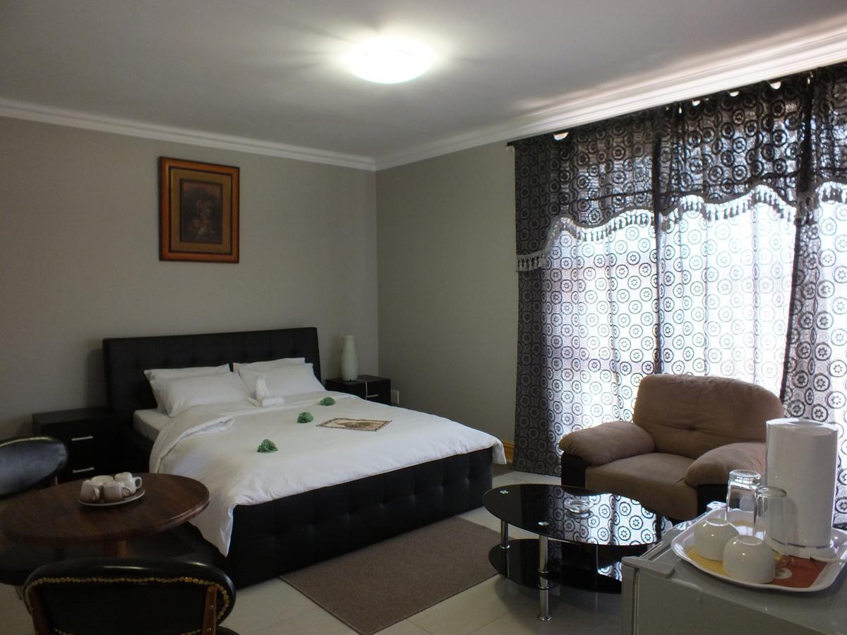 Royal Castle Guest House Windhoek Ngoại thất bức ảnh